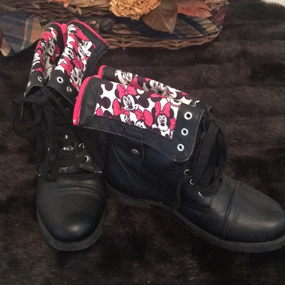🦊 Cuuuute. Minnie zip back combat boots. Attention getters 😃 - Picture 2 of 4